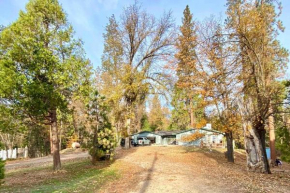 Near Yosemite, A Tranquil Getaway with Creek Frontage